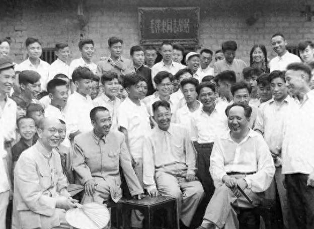 郭梓材倾囊资助伟人40光洋，不料，建国后一连收到毛主席十三笔钱1950年初，北