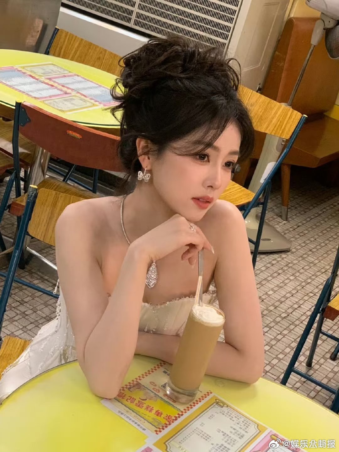 白鹿没有不吃美食的义务白鹿举牌支持我们的宿舍半个内娱都想住的宿舍全力支持《我们的