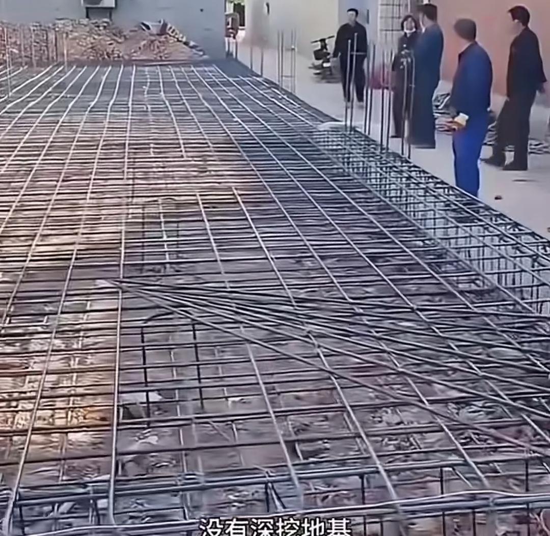建房不深挖地基，满铺50cm钢筋能承受得住吗？农村自建房施工一事引发广泛热议。