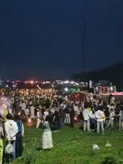 万万没想到啊，火把节游客成了“火把”。8月6日晚上8点半左右，云南宣威市乌撒大