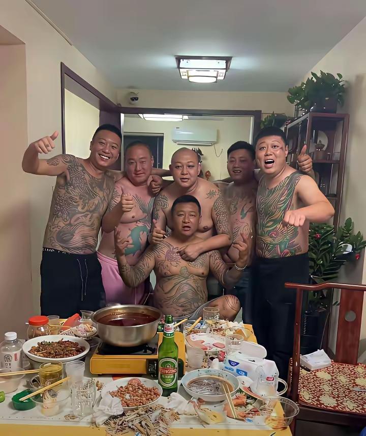 6个人吃了一盆毛血旺，喝了一瓶啤酒，看来网上对他们经济实力的猜测，确实是一点都没