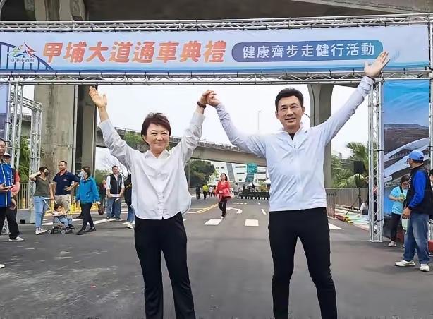 台中市长卢秀燕正式宣布，等了十几年，台中甲埔大道总算通车了。卢秀燕站在台上很