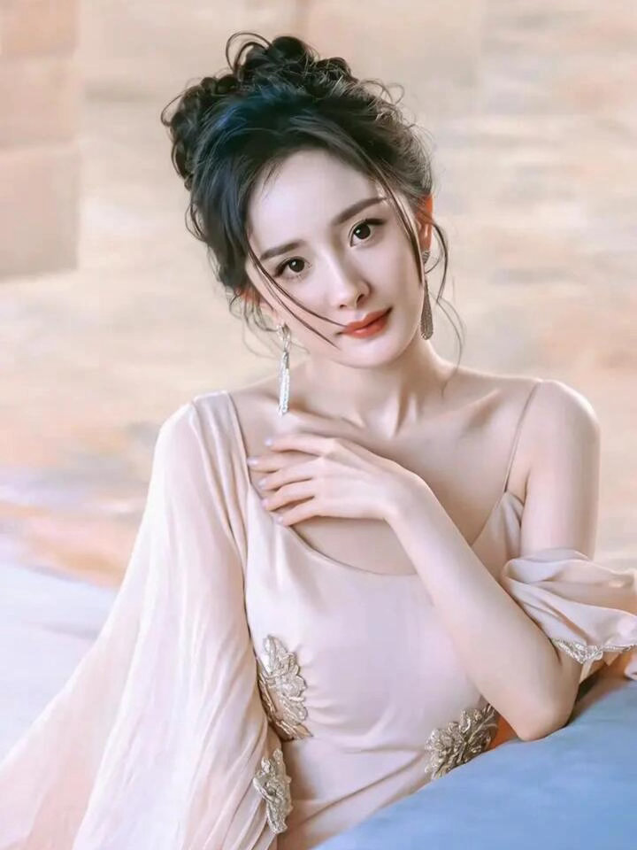 杨幂生图的状态随时在线谁懂啊！幂姐的生图永远都是这么能打！怼脸拍皮肤好到发光，私