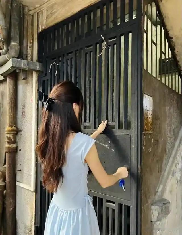 一个离异女人咬牙买了套没人要的老破小，一楼带院子，总价三十万，前房东全家笑她是冤