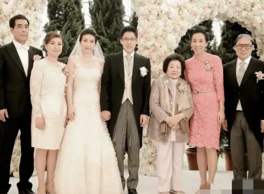 2012年，郭晶晶结婚时，郭父母退回1100万彩礼，和价值3亿的四合院，婚礼当天