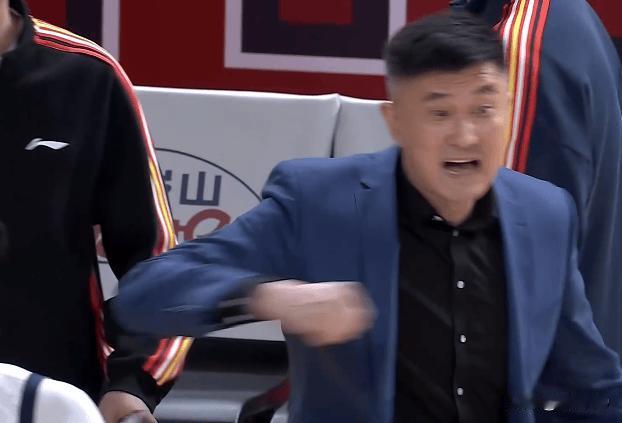 争议拉满！迪亚洛肘击陈家政被无视，裁判回看维持原判，杜锋场边暴怒CBA202