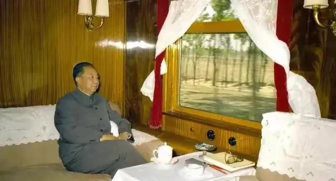 在历史的长河中，华国锋同志的身影格外令人敬重。他一生心系百姓，足迹遍布祖国的乡野