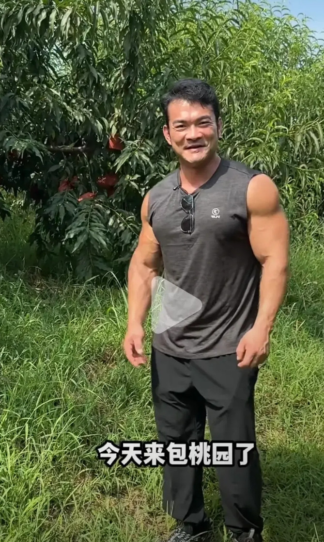 终于看到李维刚赚钱了！8月18号，李维刚来到了湖南常德包黄桃园，10亩地，3块钱