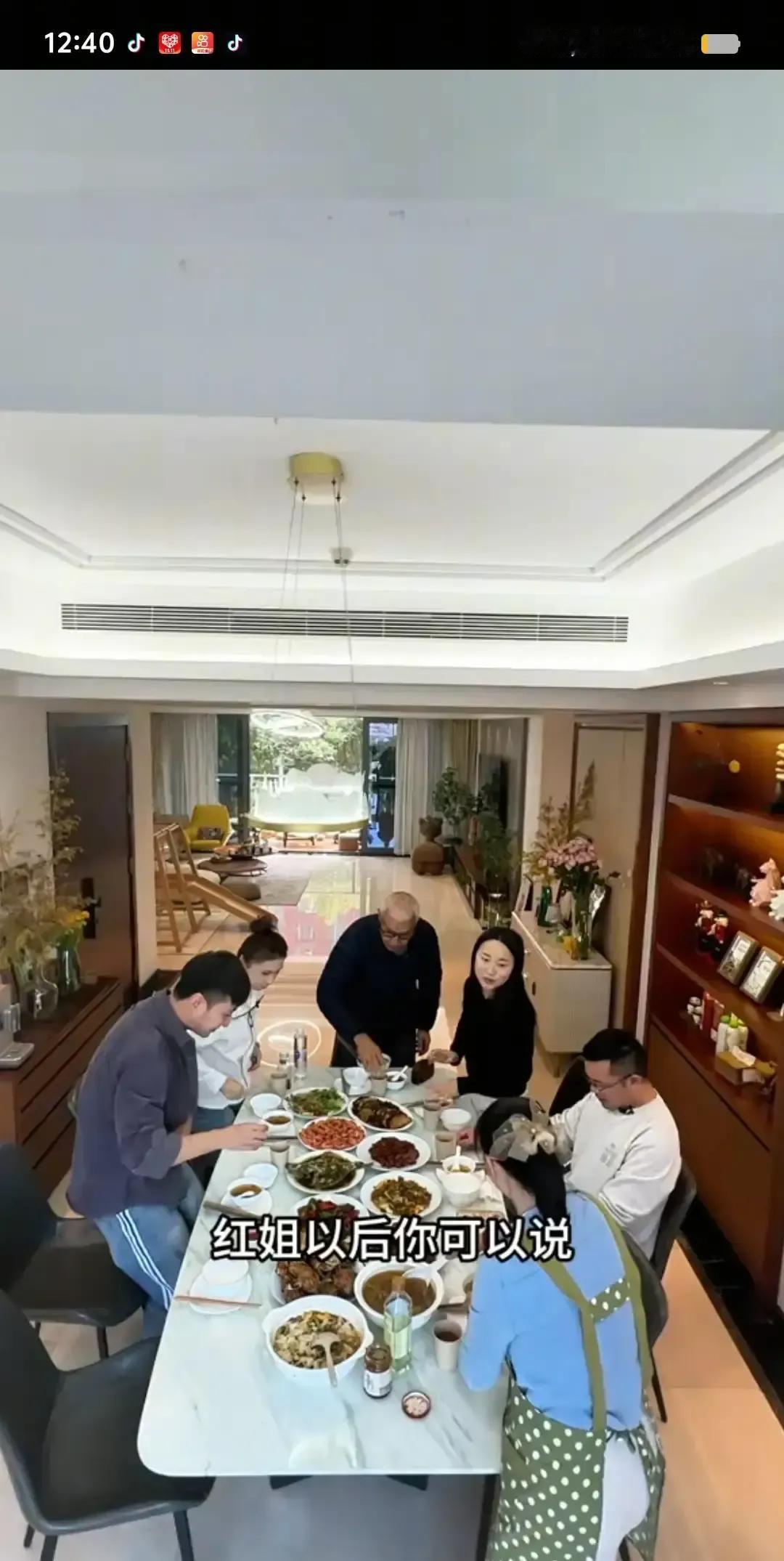 何可欣两口子拎着水果踏进小凤家院子，红姐正端着剁椒鱼头往屋里冲，油花溅到围裙上像