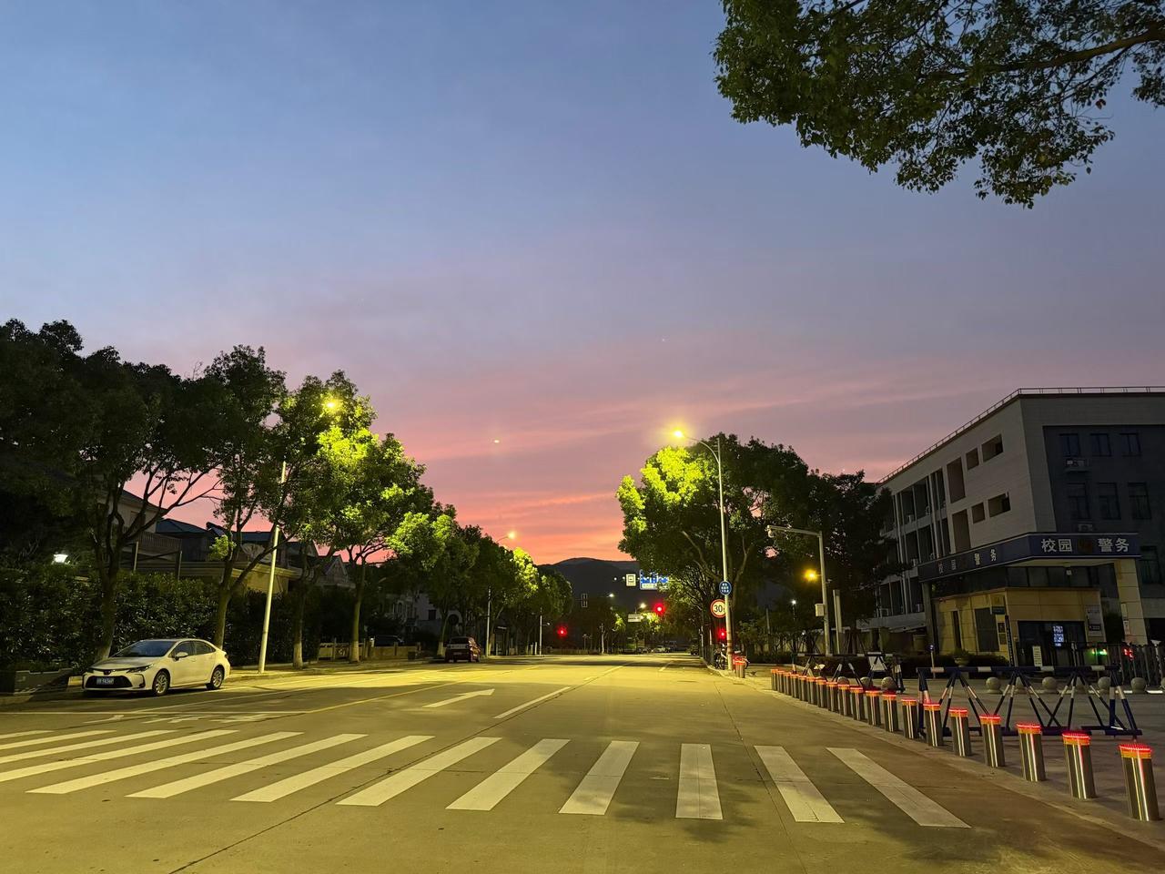 刚看到杭州那个"黄总请你去包厢"事件出核查结果了。说啥呢？误会。黄总不是老板