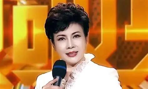 她今年67岁，一辈子没恋爱、没结婚、没有孩子，曾连续三届和赵忠祥搭档主持央视