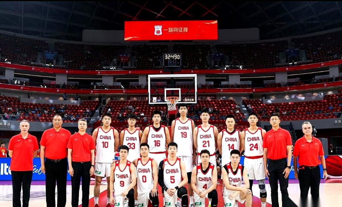 中国男篮世预赛的12人大名单一亮出来，郭士强这次算是把桌子给掀了。视线顺着名单