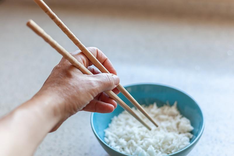 很多评论的人说：早上吃碗白米饭，是不是特别升糖？在中国，早上吃泡饭也好，喝白