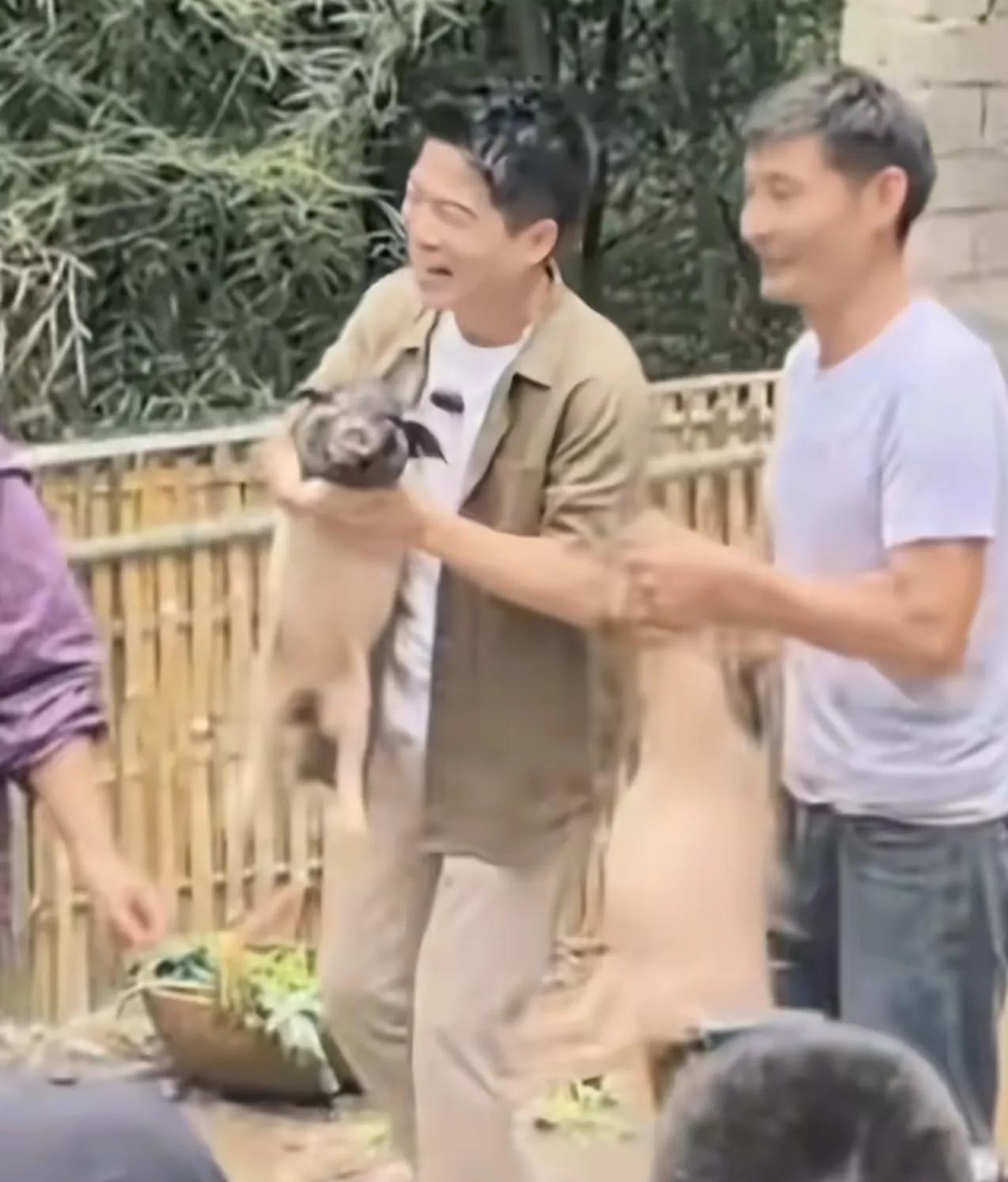 这回还有谁能模仿飙哥？董宇辉录节目弹个西瓜扯个面网友都模仿得不亦乐乎，没想到