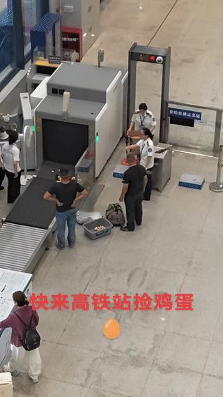 发生在高铁火车站里的奇葩一幕乘客携带一大筐鸡蛋过安检？结果鸡蛋最后全部都碎了