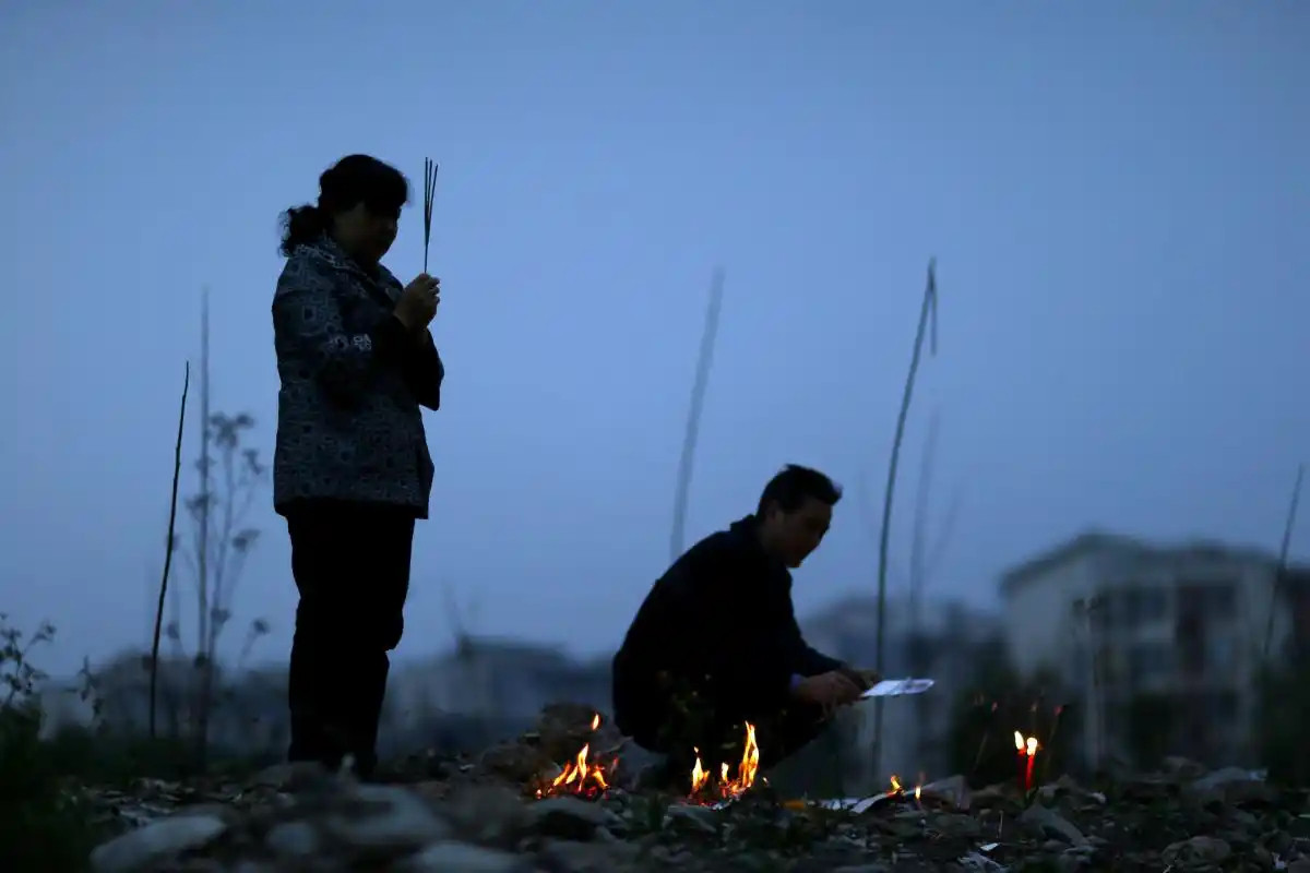 肝癌晚期父亲让女儿陪着买寿衣死亡这个课题真的好沉重也好难学，无论过多久都无法接受