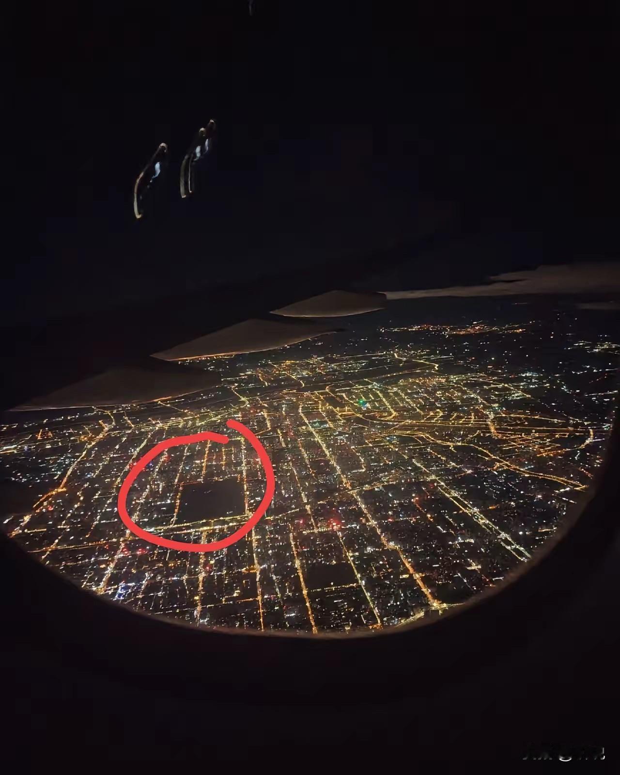 西安，中间那坨黑黑的是什么地方，为什么不开灯？