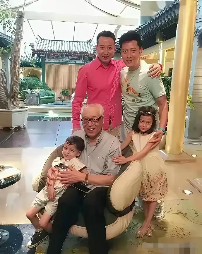 这是蔡国庆同父亲、弟弟还有弟弟的两个孩子的合影。两个可爱的孩子是混血儿，蔡国庆弟
