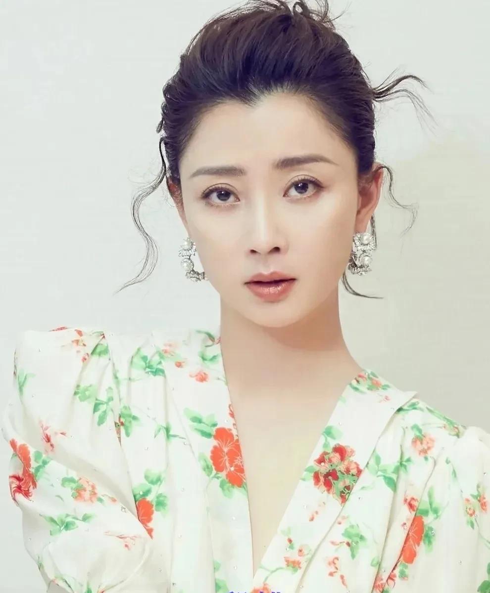 重庆“六美”谁才是真正的美女呢？你更喜欢谁的演技？1.殷桃2.周也3.陈紫