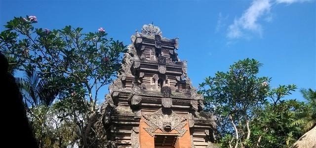 1949年巴厘岛宗教仪式现场，一名妇女作为祭品被献祭，揭开神秘宗教仪式的一角！