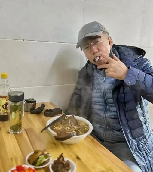 照片中这一位男明星老了是这样接地气，一个人在面馆吃面，点上几个小菜，没有工作人员