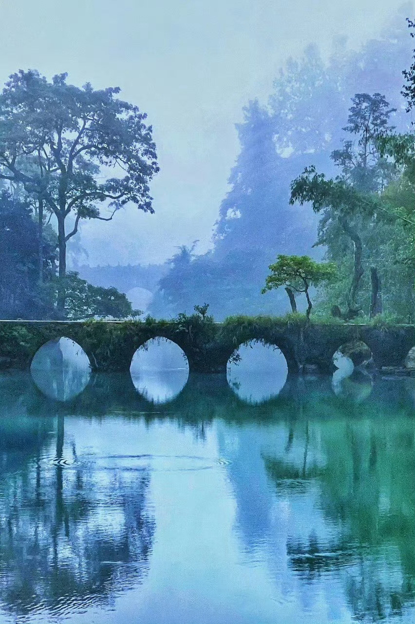黔东南，山清水秀，景观原始而秀丽；却又能从山坳间的隧道、层层叠叠的梯田感受到最美