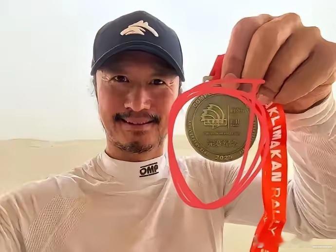 一觉醒来，好家伙，吴京这事儿怕是得让韩寒心生羡慕！51岁的吴京跨界专业赛车，一举