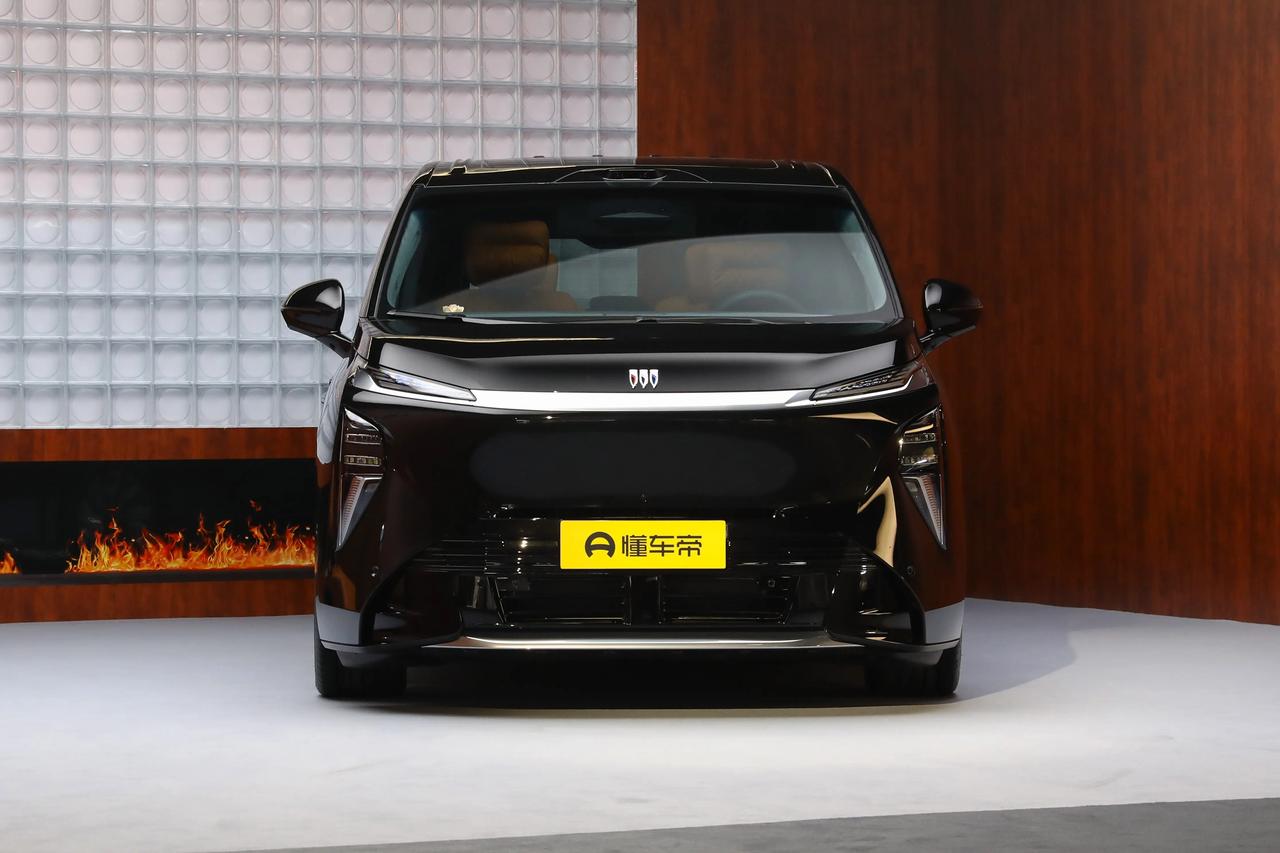 一、外观看官方放的实拍图，这台车的尺寸是真的“够分量。5米26的车长、2米02