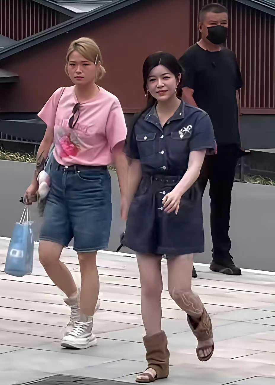 远看陈妍希很普通，像个路人，近看还是漂亮，皮肤好，娃娃脸不显老。​​​