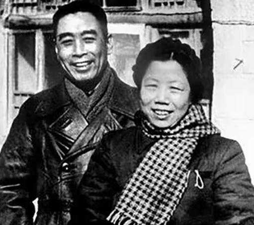 有一天，在西花厅，周秉德就忍不住问了伯伯一个问题。她问：“伯伯，我听人说，当年那