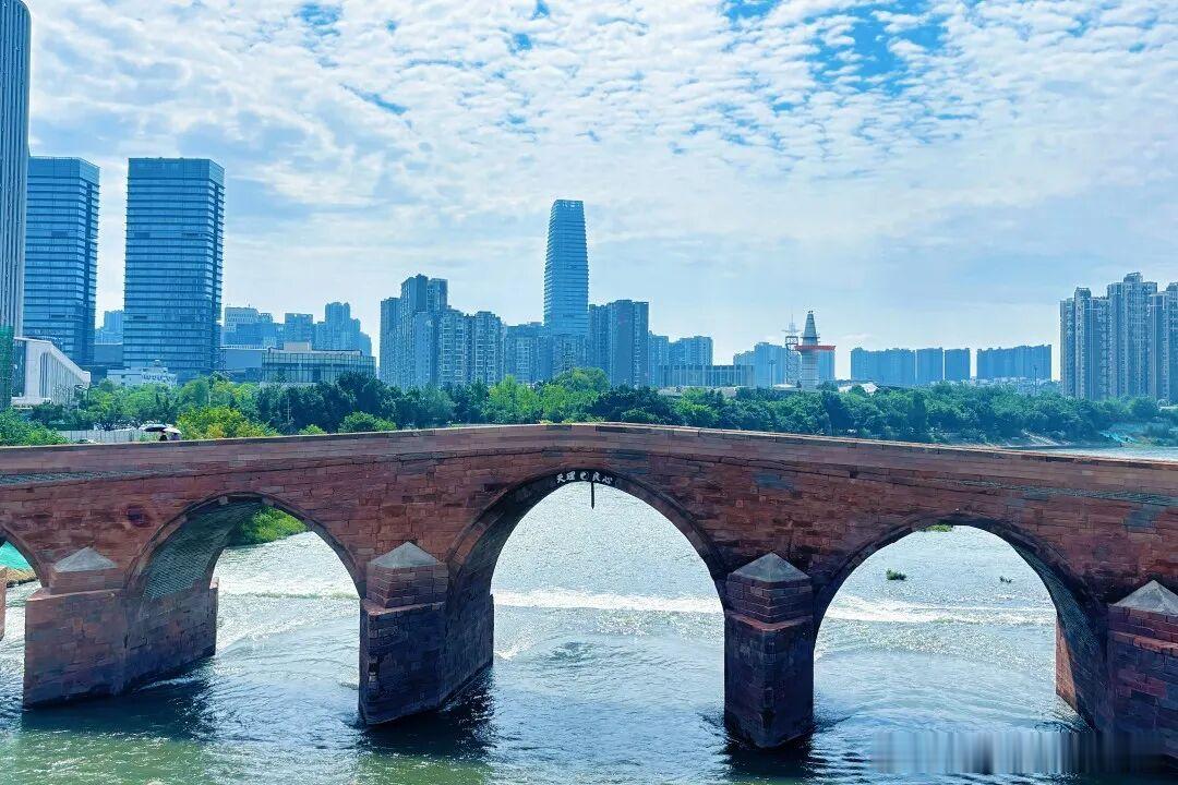 成都一众文物“老宝贝”集中出圈！杜甫草堂明代藏经楼修缮完工变身古籍修复中心；