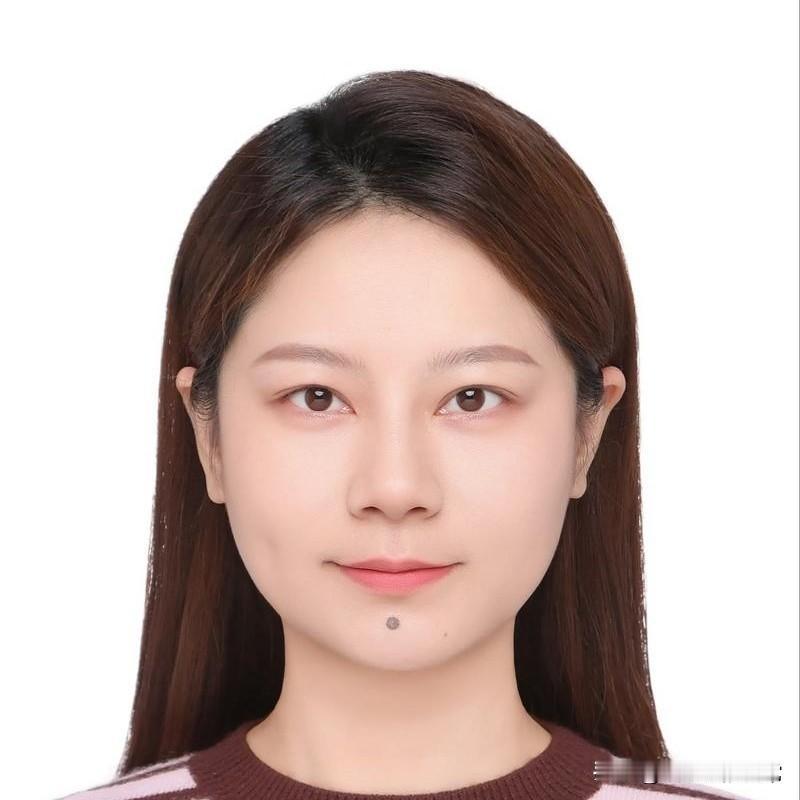 很好奇脸上长痣的女人！1.长在鼻梁上的痣，说明是一个女强人。一辈子既会花钱，