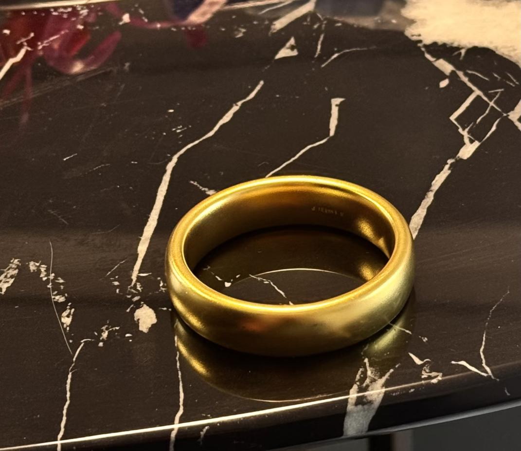 奶奶刚走，家里因为90克黄金吵翻了天。我爸拍着桌子说儿子必须分遗产，姑姑却甩出小