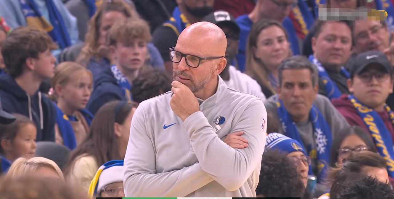 库里狂砍31分！勇士圣诞大战把独行侠打懵了。基德教练在场边抹脸的表情，就是独