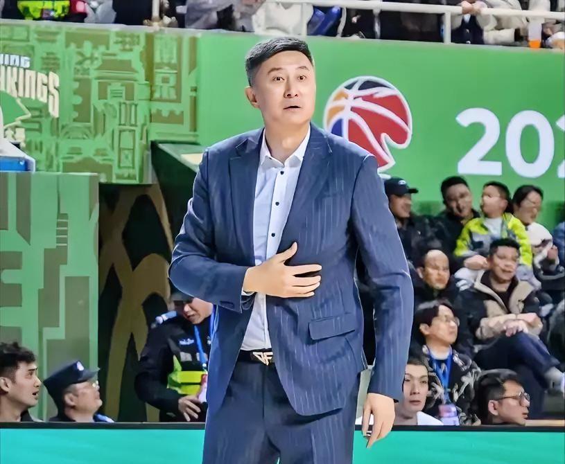 CBA官方报告，亲自“打脸”了当值主裁。CBA官方报告承认，迪亚洛用肘子顶陈家