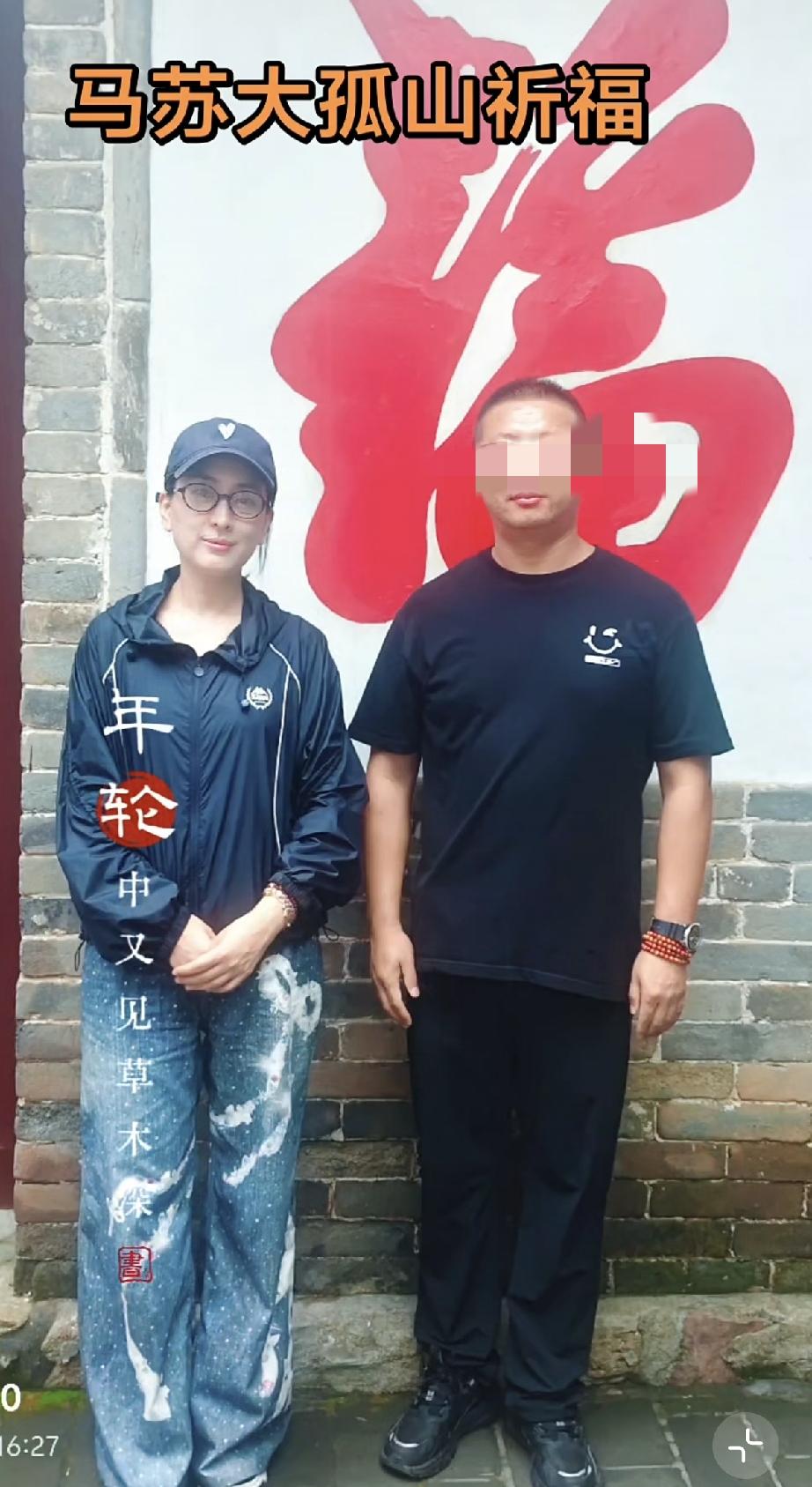 8月19日七夕节，马苏一个人现身辽宁丹东大孤山，她素颜出镜打扮朴素，有点胖了，腿