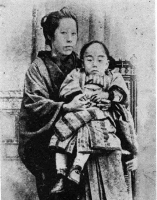 苏曼殊1884年出生在日本横滨，妈是日本人，爹是广东人，六岁被送回广州，没人真当