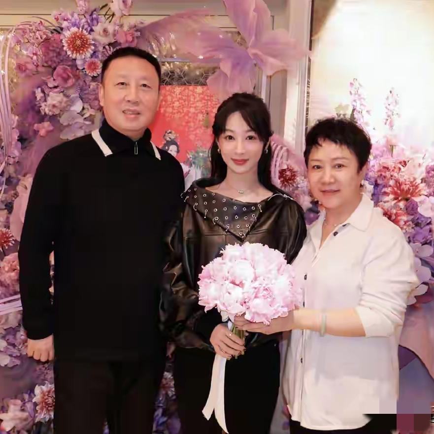 杨紫过生日，最搞笑的是她爸爸，一家人合照的时候，腰背挺的那叫一个直，真是