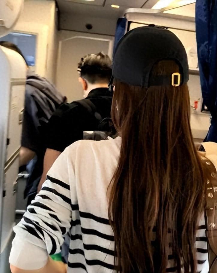方媛全家到达杭州！郭富城熟练抱着小女儿，小宝五官立体像爸爸​​​
