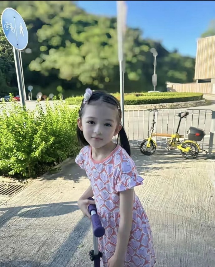 樊少皇8岁女儿兜兜最近又火了。不是因为她爸的功夫，而是这孩子自己长成了焦点—