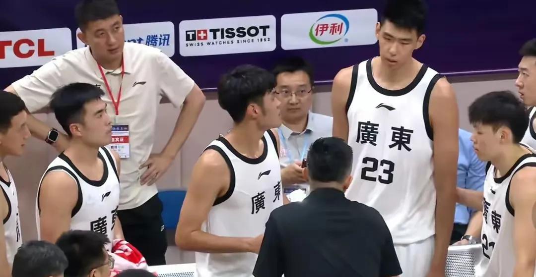 广东男篮热身赛罕见冲突！杜峰徐昕现激烈互怼，随后遭弃板凳坐穿杜锋真不适合当广东队