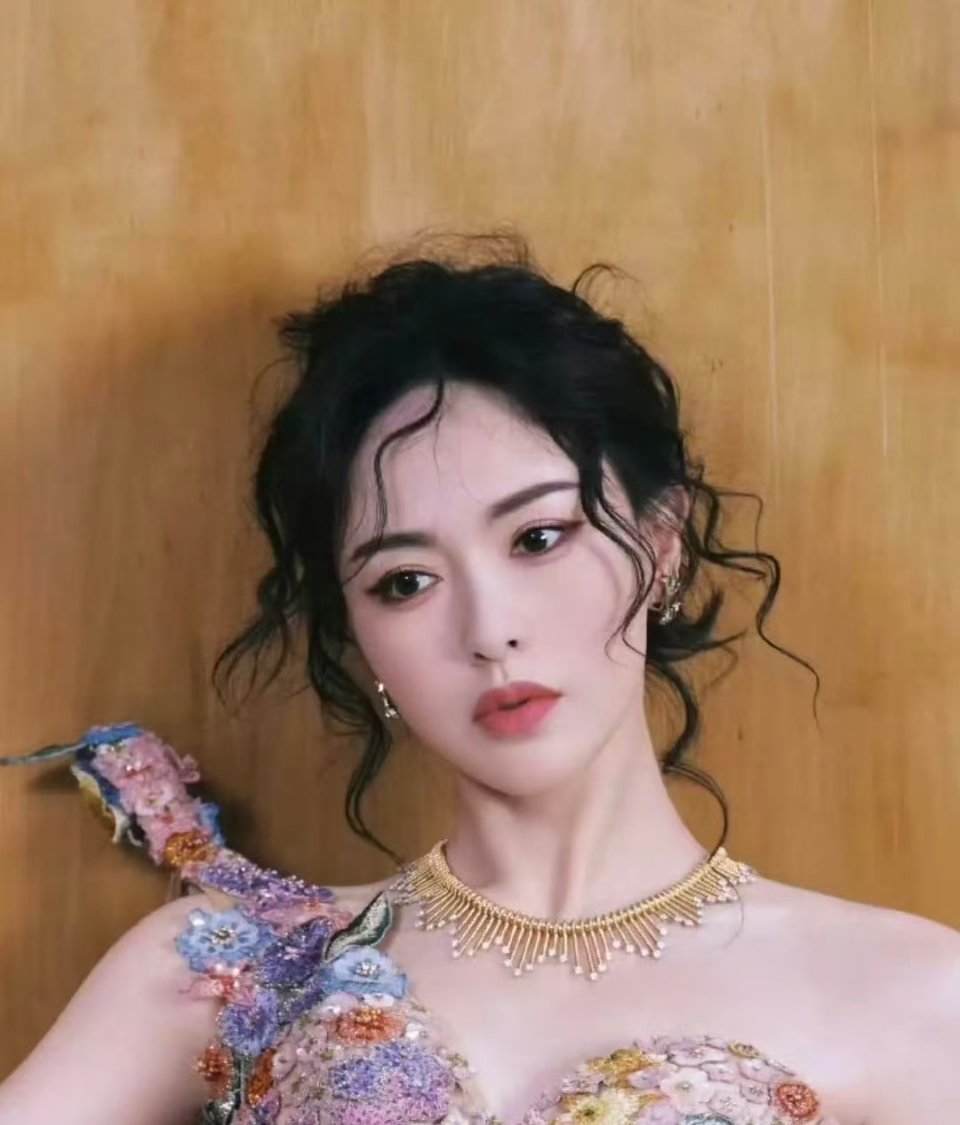 怪不得是昔日的好朋友呢，杨幂和唐嫣撞发型了[捂脸哭]​​​