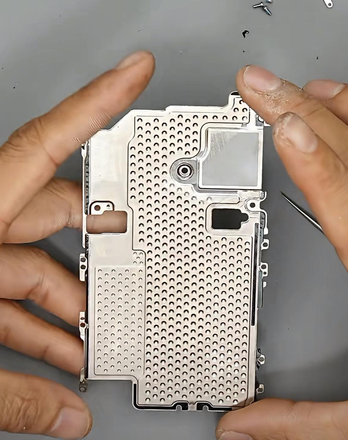 iPhone18pro散热强的一批杨长顺老6师傅正在直播拆解iPhone18