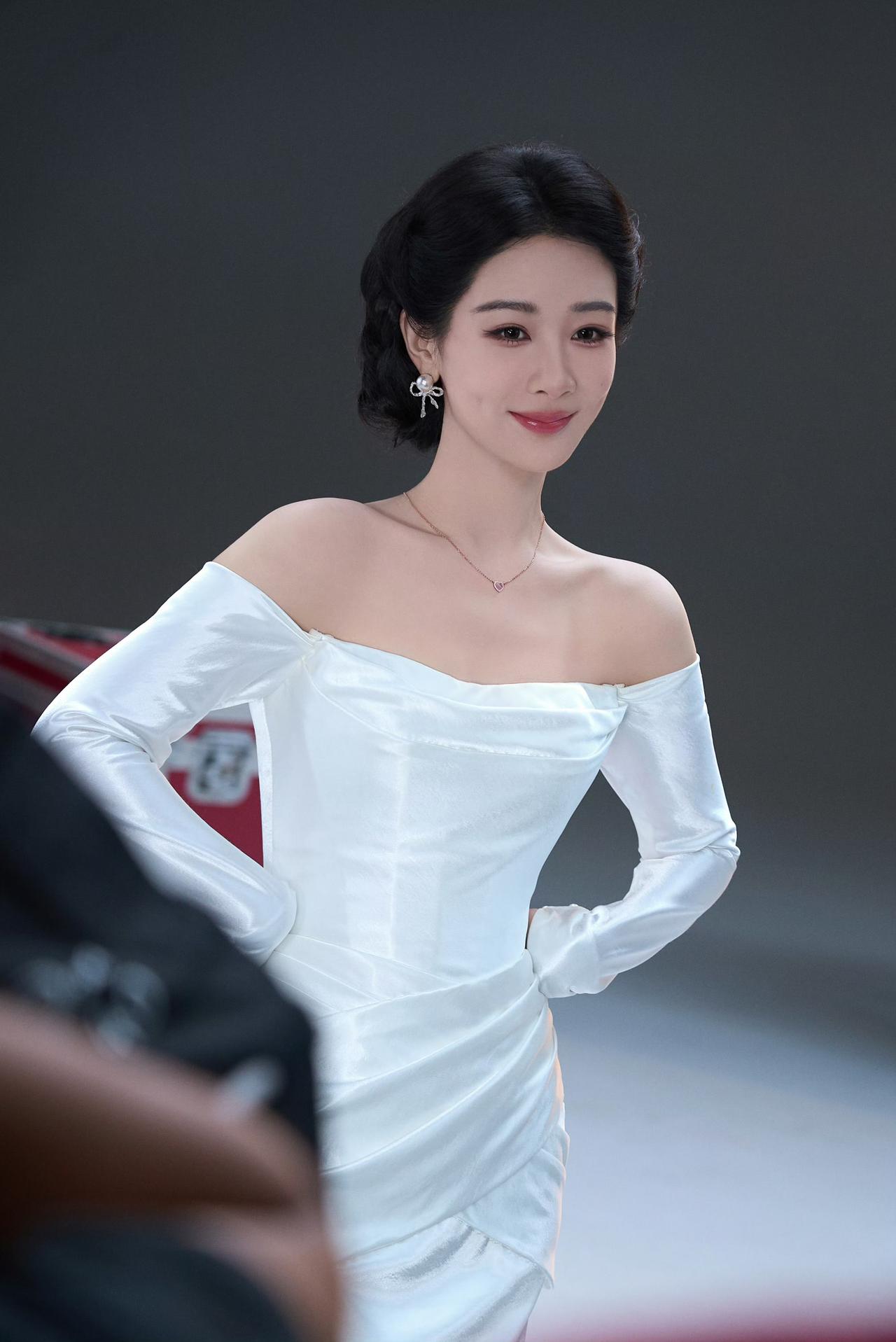 杨紫两套妆造✨藏蓝闪钻VS纯白缎面礼服，一冷一柔两种大气美感