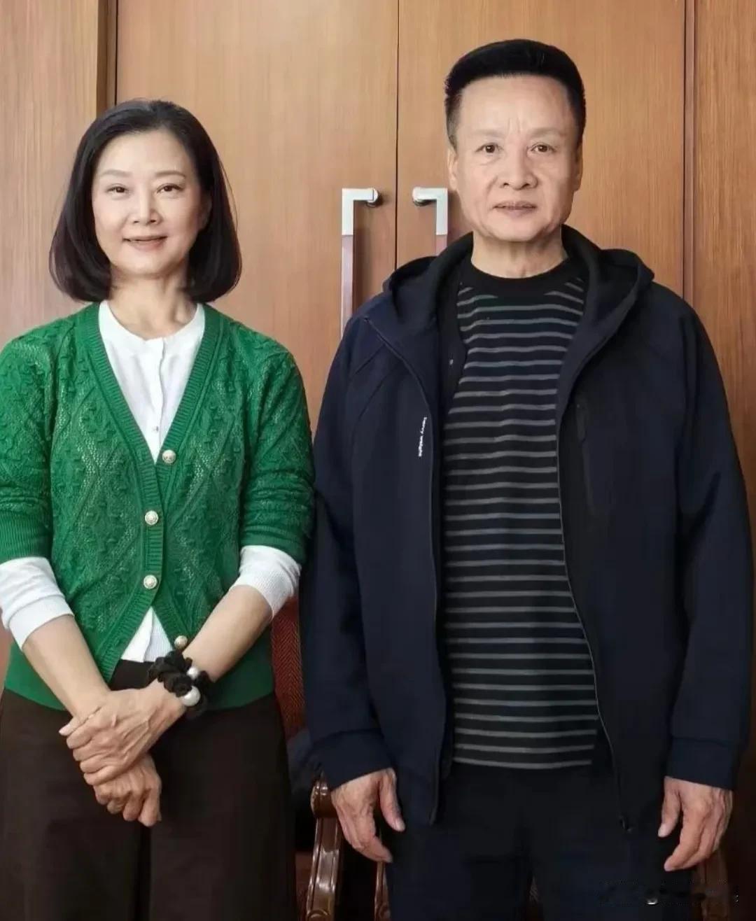 宋祖英和阎维文，两位国家级歌唱家同框了，变化好大啊，感叹岁月真的残酷，但这也是人