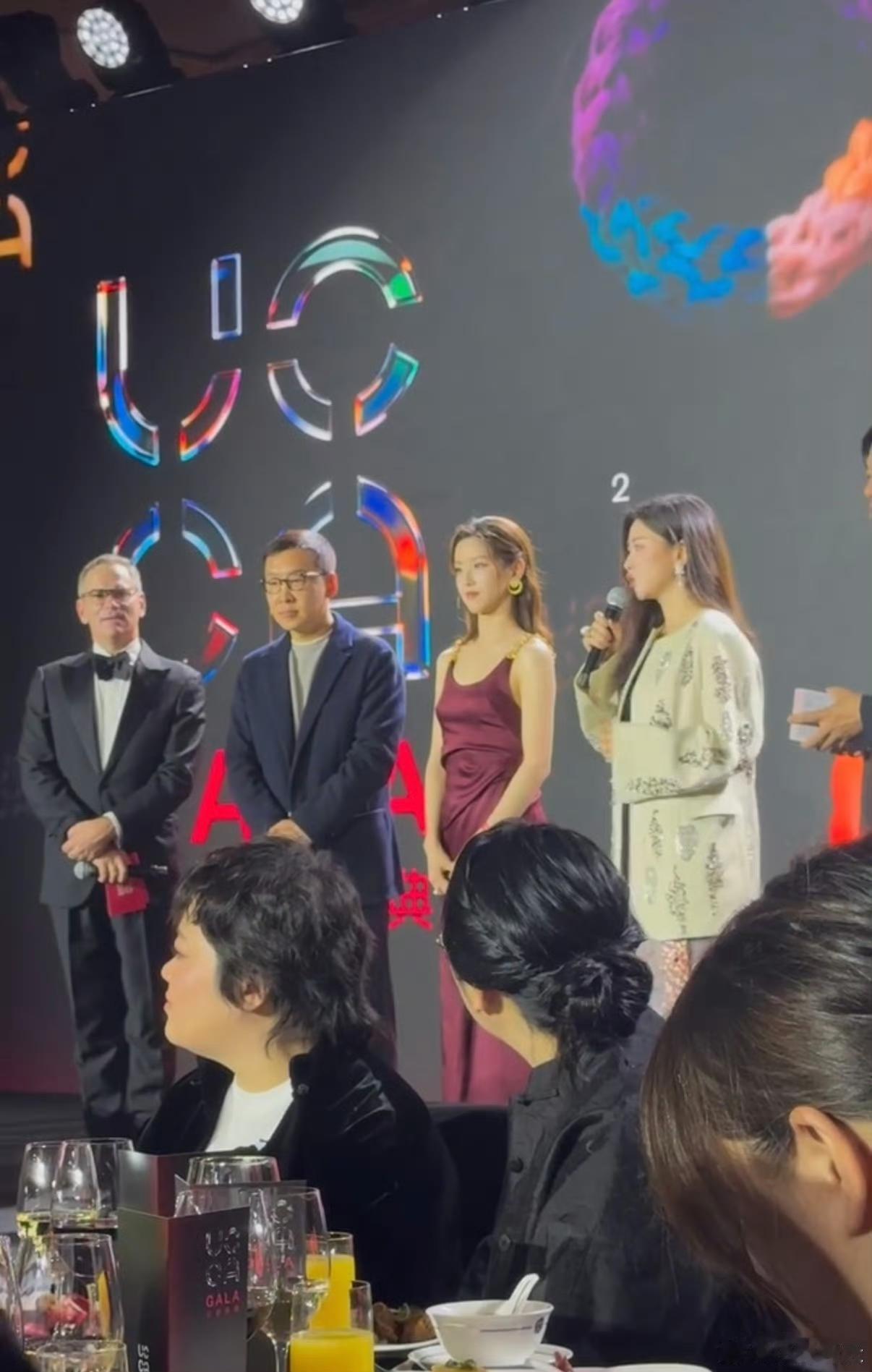 章泽天朱珠同框这波撞脸式同框也太会搞事了！一个是熟透了的风情美人，一个是嫩到掐出