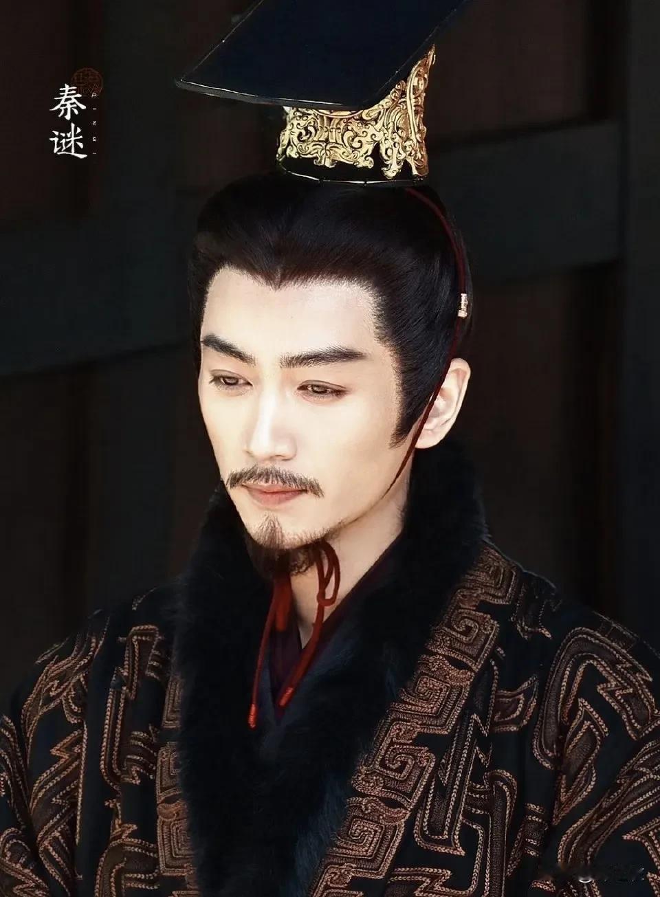 陈晓饰演的秦始皇嬴政，虽然很帅气，但是网友说，陈晓身上缺了点帝王气概。因为一