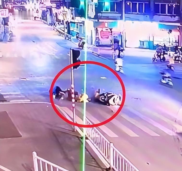 广西桂林，一55岁男子被退休民警醉驾闯红灯撞成重伤二级，三级伤残，男子起诉3次，