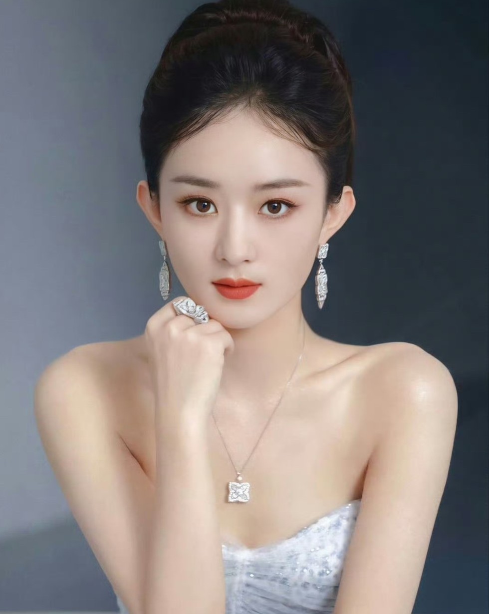 赵丽颖美起来，没有其他人什么事儿了就，皮肤也太好了，又白又嫩。
