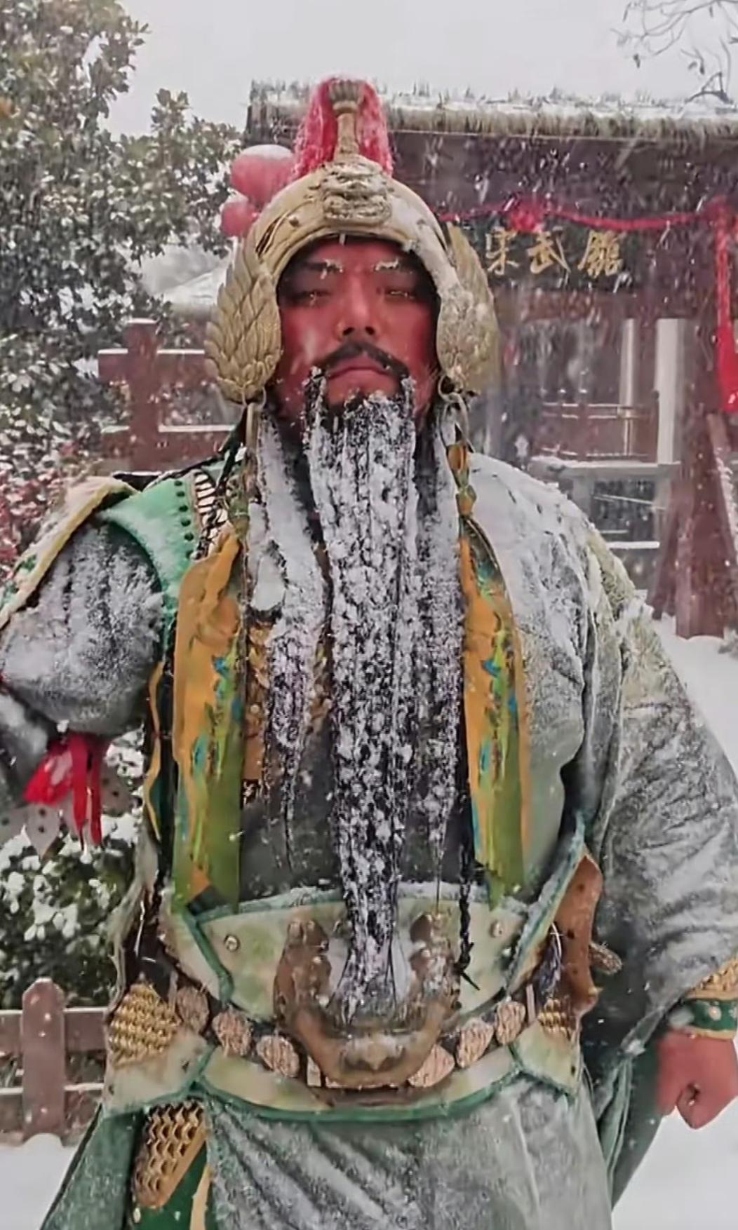 万岁山武侠城又火了一把，不过这次不是因为啥新节目，而是演员们被冻成“冰雕”的场面